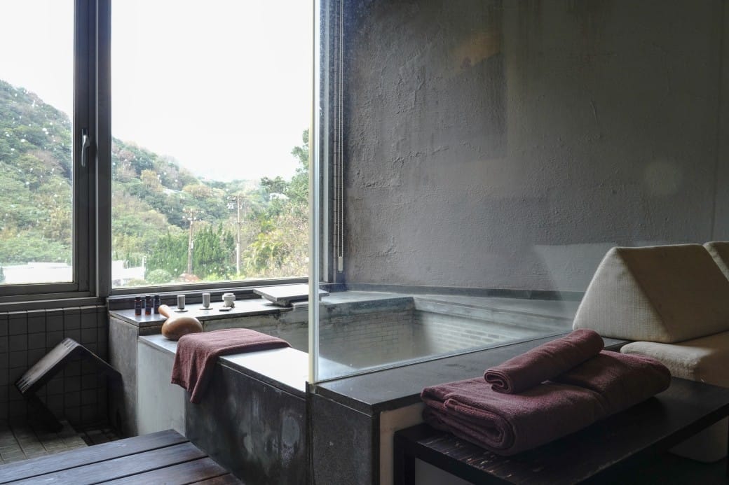 台北陽明山溫泉飯店推薦｜雀客藏居，稀有的白磺泉有大眾池以及個人湯屋，山泉水泳池，自助早餐也很推薦！