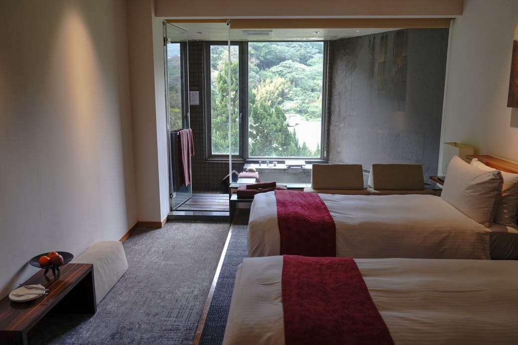 台北陽明山溫泉飯店推薦｜雀客藏居，稀有的白磺泉有大眾池以及個人湯屋，山泉水泳池，自助早餐也很推薦！