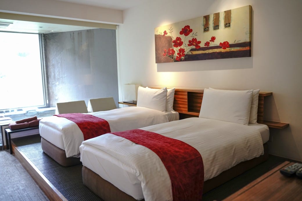 台北陽明山溫泉飯店推薦｜雀客藏居，稀有的白磺泉有大眾池以及個人湯屋，山泉水泳池，自助早餐也很推薦！