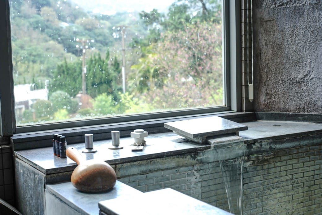 台北陽明山溫泉飯店推薦｜雀客藏居，稀有的白磺泉有大眾池以及個人湯屋，山泉水泳池，自助早餐也很推薦！