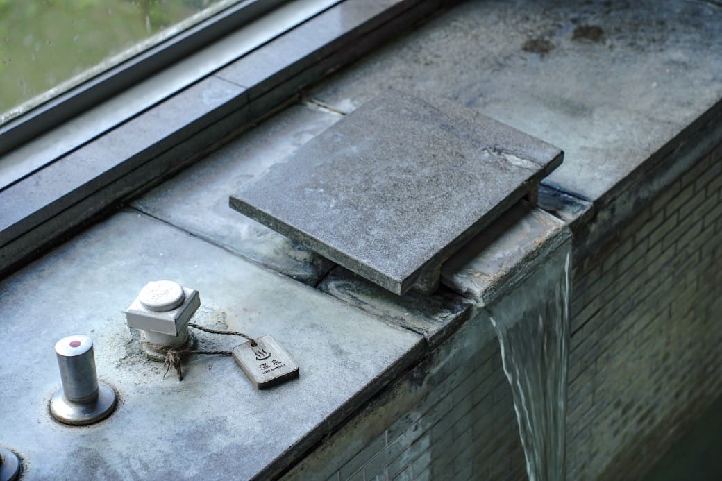 台北陽明山溫泉飯店推薦｜雀客藏居，稀有的白磺泉有大眾池以及個人湯屋，山泉水泳池，自助早餐也很推薦！