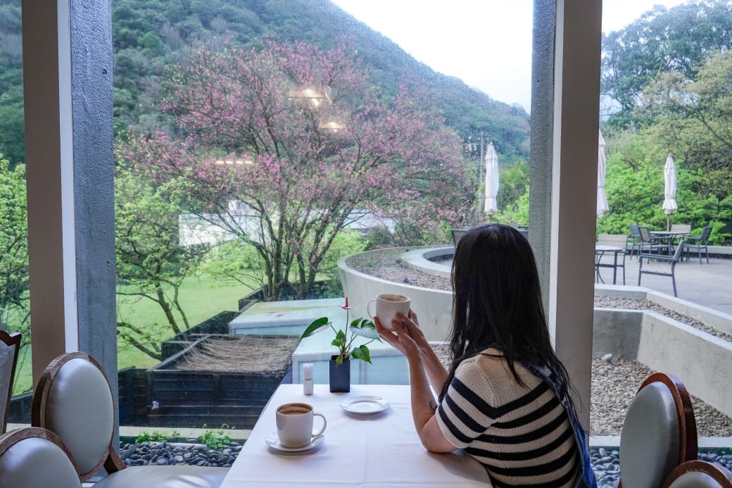 台北陽明山溫泉飯店推薦｜雀客藏居，稀有的白磺泉有大眾池以及個人湯屋，山泉水泳池，自助早餐也很推薦！