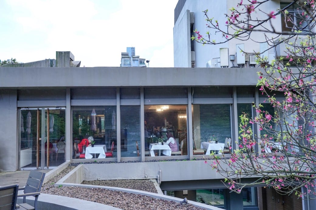 台北陽明山溫泉飯店推薦｜雀客藏居，稀有的白磺泉有大眾池以及個人湯屋，山泉水泳池，自助早餐也很推薦！