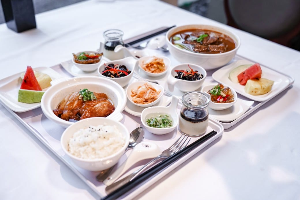 台北陽明山溫泉飯店推薦｜雀客藏居，稀有的白磺泉有大眾池以及個人湯屋，山泉水泳池，自助早餐也很推薦！