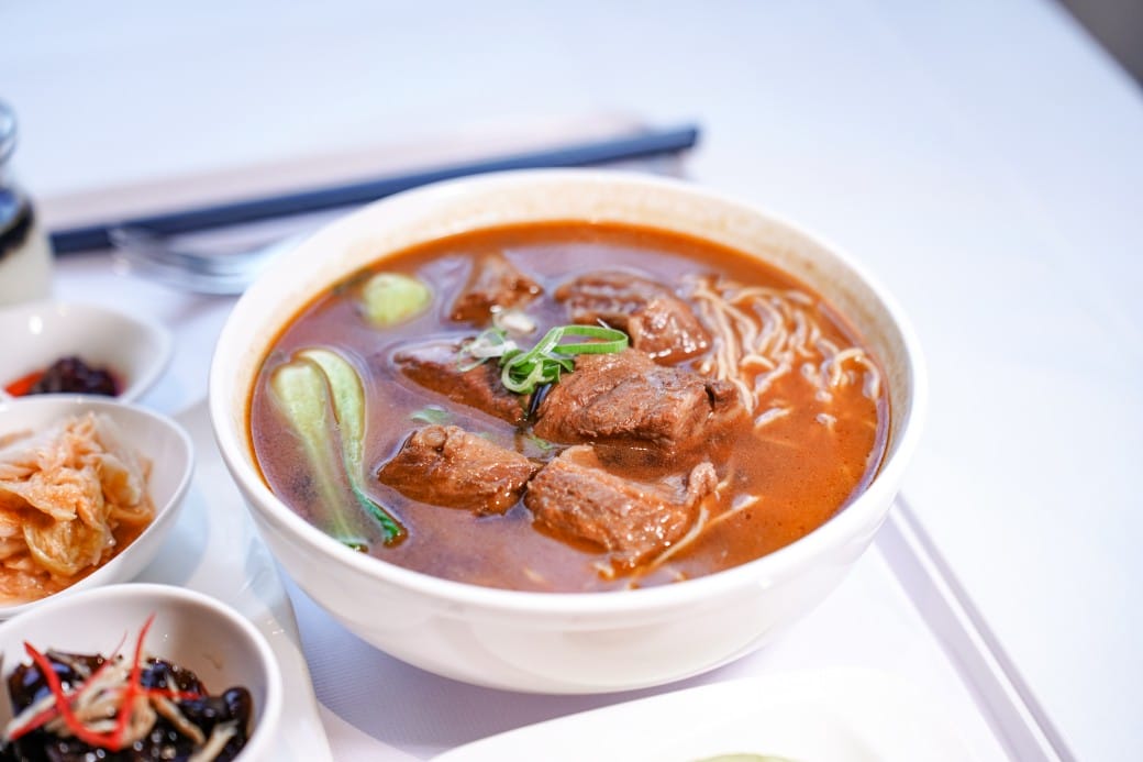 台北陽明山溫泉飯店推薦｜雀客藏居，稀有的白磺泉有大眾池以及個人湯屋，山泉水泳池，自助早餐也很推薦！