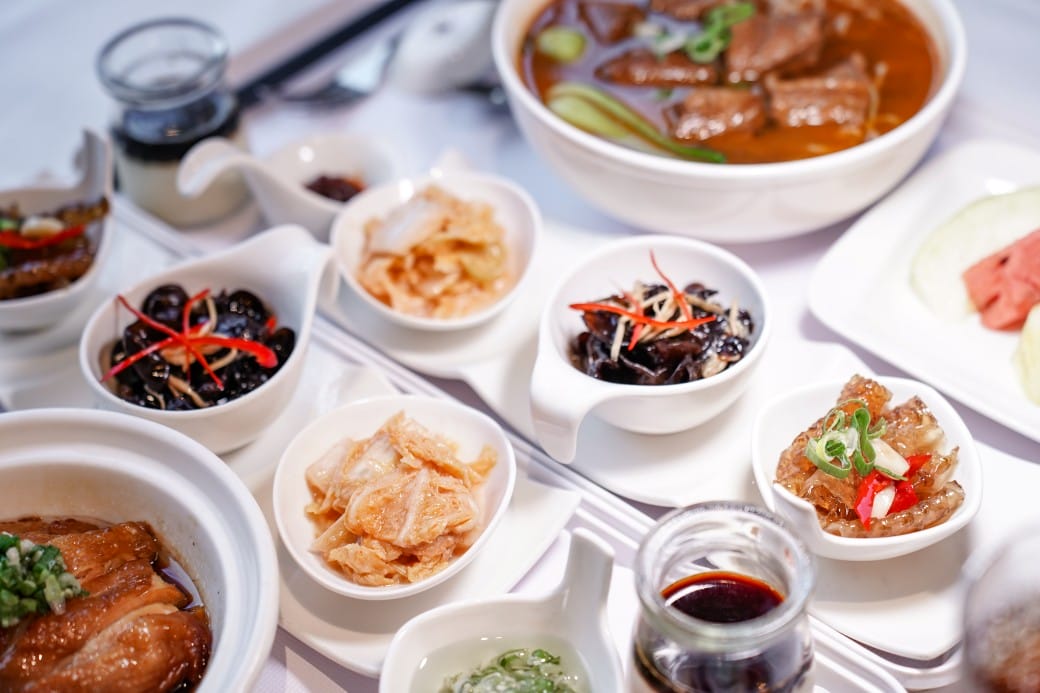 台北陽明山溫泉飯店推薦｜雀客藏居，稀有的白磺泉有大眾池以及個人湯屋，山泉水泳池，自助早餐也很推薦！