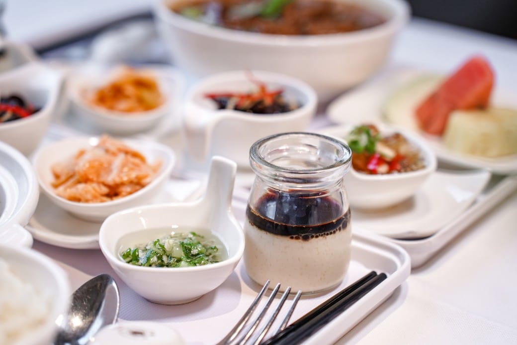 台北陽明山溫泉飯店推薦｜雀客藏居，稀有的白磺泉有大眾池以及個人湯屋，山泉水泳池，自助早餐也很推薦！