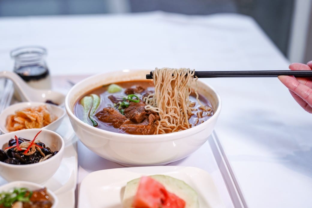 台北陽明山溫泉飯店推薦｜雀客藏居，稀有的白磺泉有大眾池以及個人湯屋，山泉水泳池，自助早餐也很推薦！