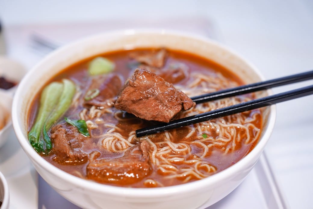 台北陽明山溫泉飯店推薦｜雀客藏居，稀有的白磺泉有大眾池以及個人湯屋，山泉水泳池，自助早餐也很推薦！