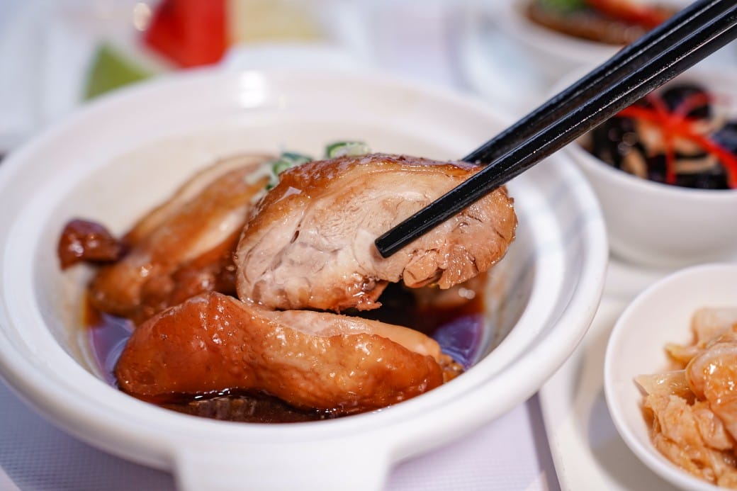 台北陽明山溫泉飯店推薦｜雀客藏居，稀有的白磺泉有大眾池以及個人湯屋，山泉水泳池，自助早餐也很推薦！