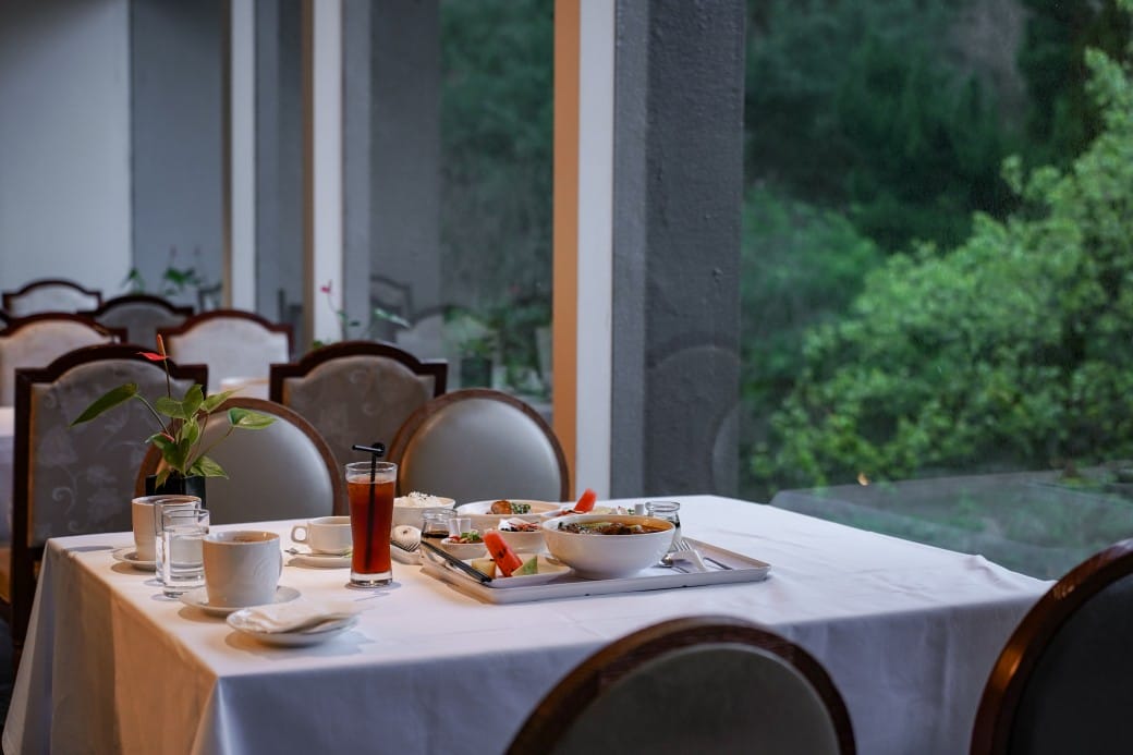 台北陽明山溫泉飯店推薦｜雀客藏居，稀有的白磺泉有大眾池以及個人湯屋，山泉水泳池，自助早餐也很推薦！