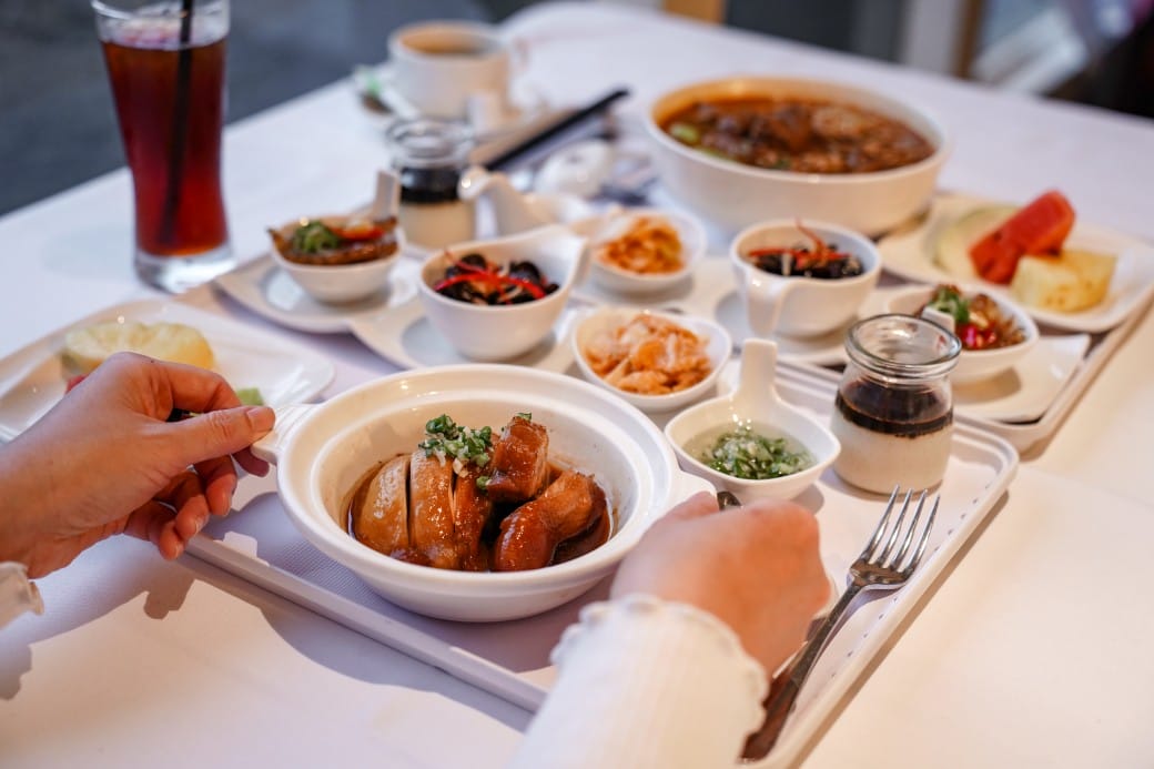 台北陽明山溫泉飯店推薦｜雀客藏居，稀有的白磺泉有大眾池以及個人湯屋，山泉水泳池，自助早餐也很推薦！