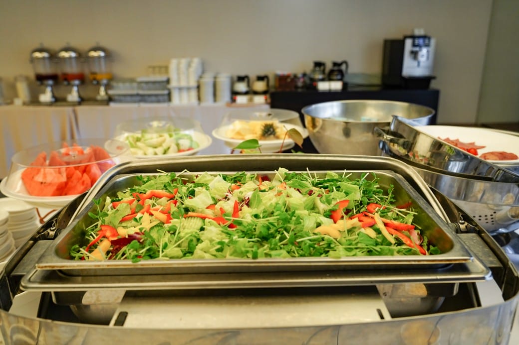 雀客藏居台北陽明山溫泉飯店｜雀客藏居藏粵閣自助式早餐吃到飽，坐在游泳池畔吃三個小時的自助早餐