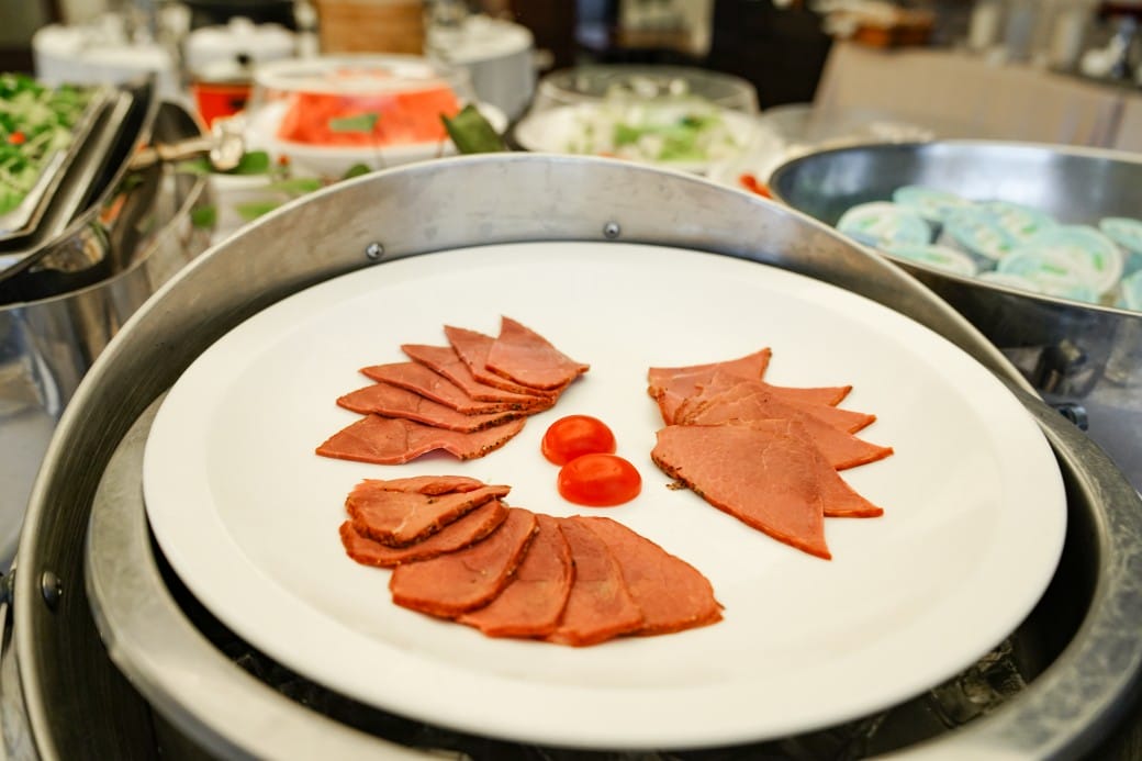 雀客藏居台北陽明山溫泉飯店｜雀客藏居藏粵閣自助式早餐吃到飽，坐在游泳池畔吃三個小時的自助早餐