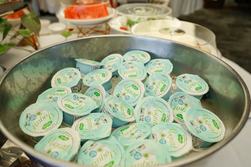 雀客藏居台北陽明山溫泉飯店｜雀客藏居藏粵閣自助式早餐吃到飽，坐在游泳池畔吃三個小時的自助早餐