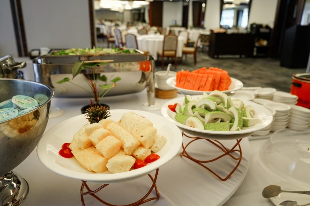 雀客藏居台北陽明山溫泉飯店｜雀客藏居藏粵閣自助式早餐吃到飽，坐在游泳池畔吃三個小時的自助早餐