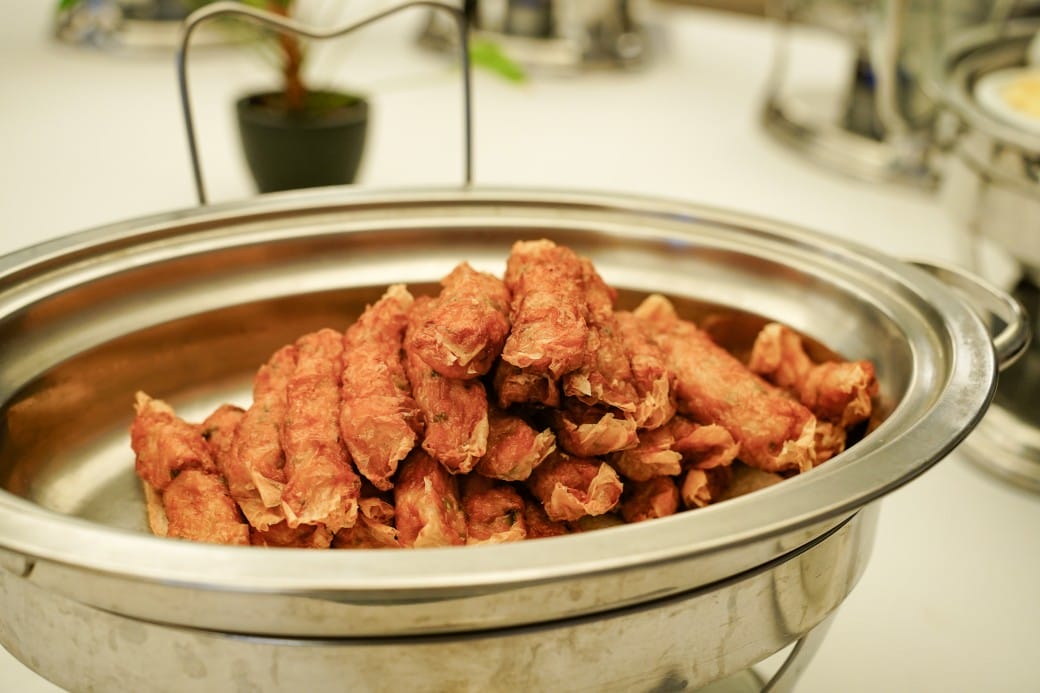 雀客藏居台北陽明山溫泉飯店｜雀客藏居藏粵閣自助式早餐吃到飽，坐在游泳池畔吃三個小時的自助早餐