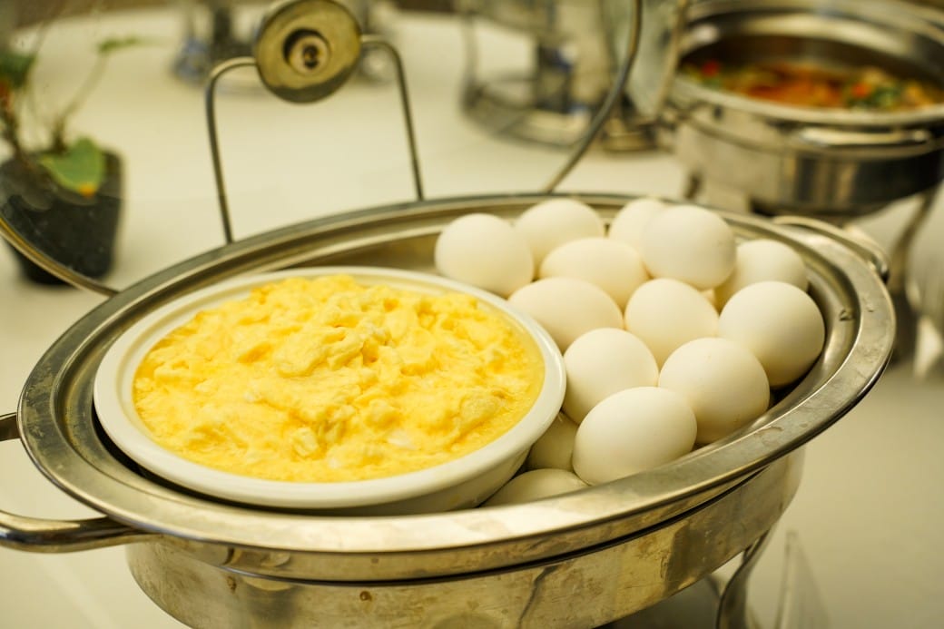 雀客藏居台北陽明山溫泉飯店｜雀客藏居藏粵閣自助式早餐吃到飽，坐在游泳池畔吃三個小時的自助早餐