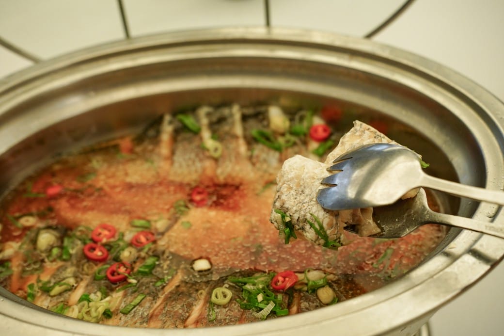 雀客藏居台北陽明山溫泉飯店｜雀客藏居藏粵閣自助式早餐吃到飽，坐在游泳池畔吃三個小時的自助早餐