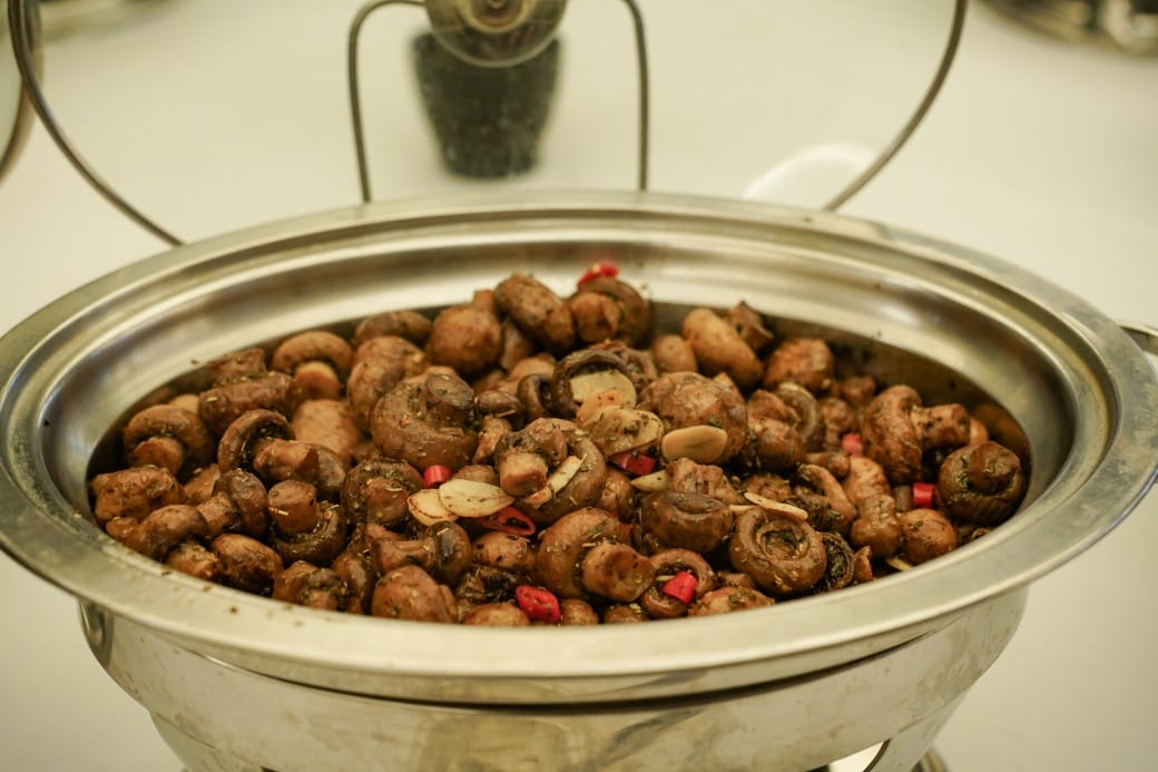 雀客藏居台北陽明山溫泉飯店｜雀客藏居藏粵閣自助式早餐吃到飽，坐在游泳池畔吃三個小時的自助早餐