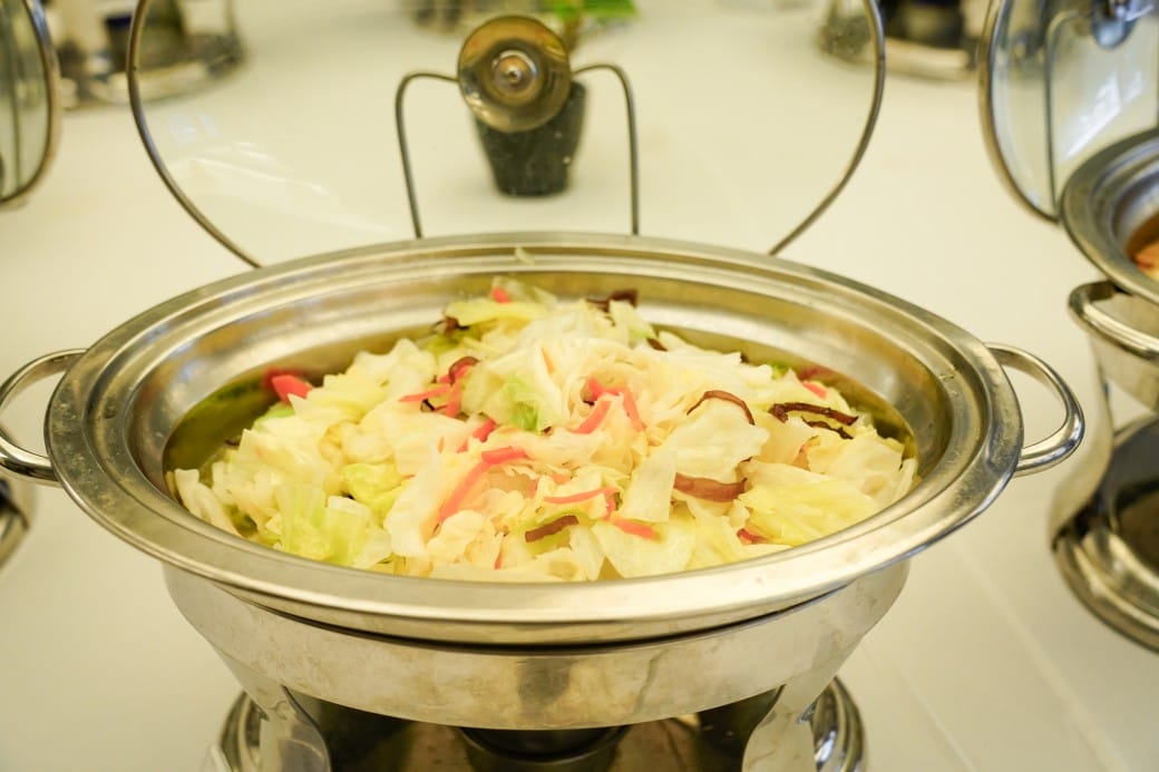 雀客藏居台北陽明山溫泉飯店｜雀客藏居藏粵閣自助式早餐吃到飽，坐在游泳池畔吃三個小時的自助早餐