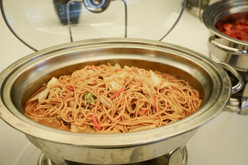 雀客藏居台北陽明山溫泉飯店｜雀客藏居藏粵閣自助式早餐吃到飽，坐在游泳池畔吃三個小時的自助早餐