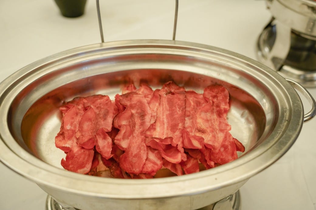 雀客藏居台北陽明山溫泉飯店｜雀客藏居藏粵閣自助式早餐吃到飽，坐在游泳池畔吃三個小時的自助早餐