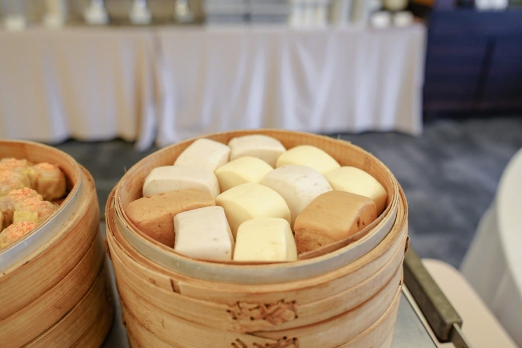 雀客藏居台北陽明山溫泉飯店｜雀客藏居藏粵閣自助式早餐吃到飽，坐在游泳池畔吃三個小時的自助早餐