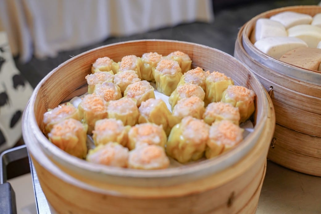 雀客藏居台北陽明山溫泉飯店｜雀客藏居藏粵閣自助式早餐吃到飽，坐在游泳池畔吃三個小時的自助早餐