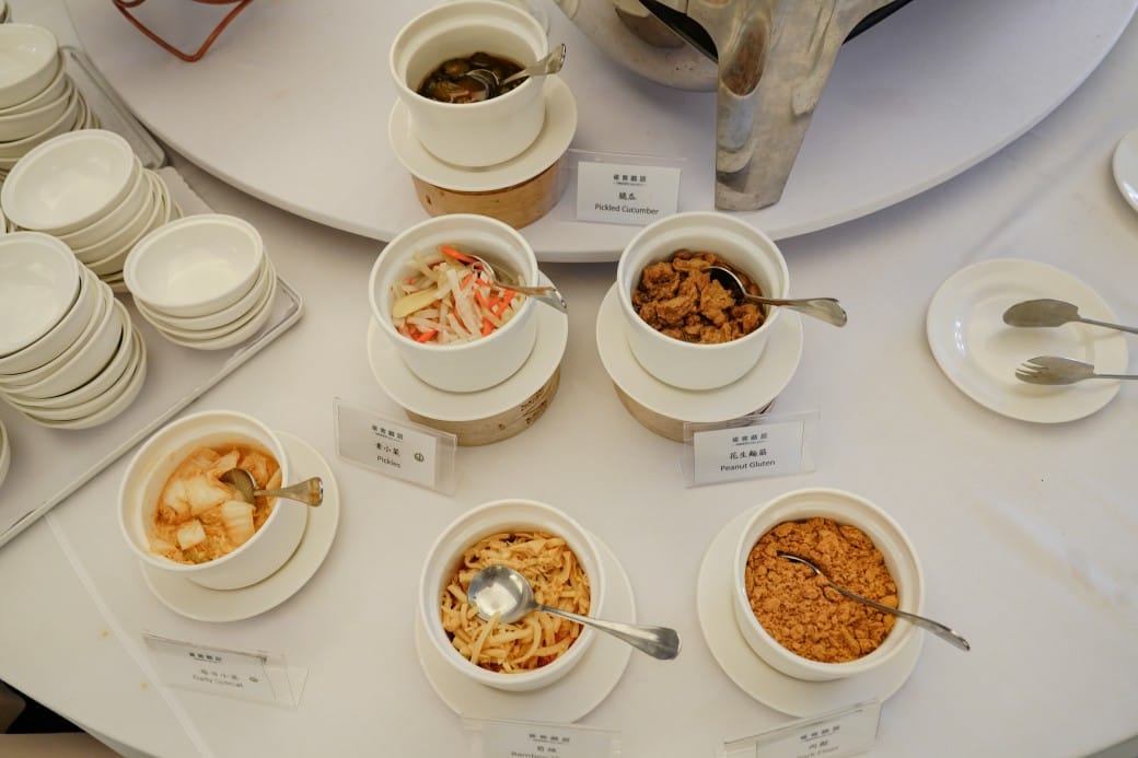 雀客藏居台北陽明山溫泉飯店｜雀客藏居藏粵閣自助式早餐吃到飽，坐在游泳池畔吃三個小時的自助早餐