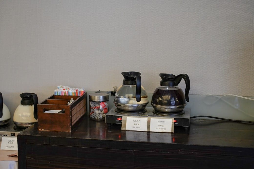 雀客藏居台北陽明山溫泉飯店｜雀客藏居藏粵閣自助式早餐吃到飽，坐在游泳池畔吃三個小時的自助早餐