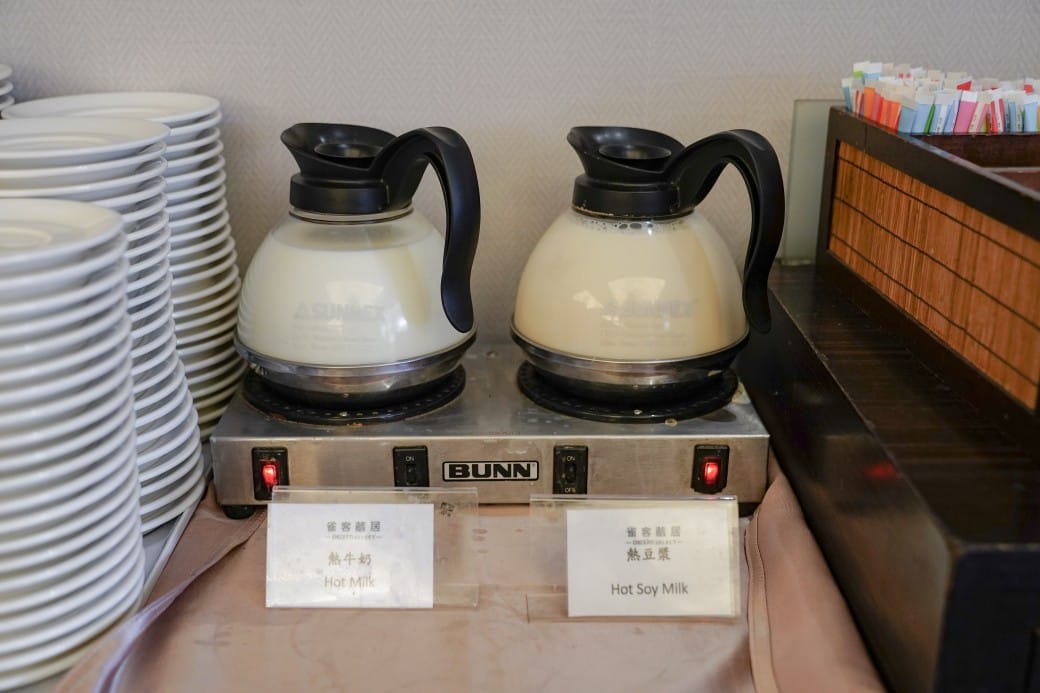 雀客藏居台北陽明山溫泉飯店｜雀客藏居藏粵閣自助式早餐吃到飽，坐在游泳池畔吃三個小時的自助早餐