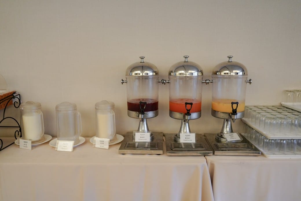 雀客藏居台北陽明山溫泉飯店｜雀客藏居藏粵閣自助式早餐吃到飽，坐在游泳池畔吃三個小時的自助早餐