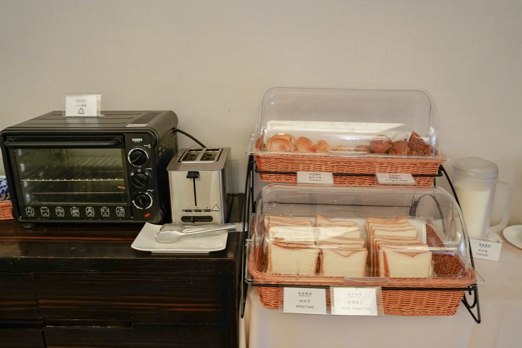 雀客藏居台北陽明山溫泉飯店｜雀客藏居藏粵閣自助式早餐吃到飽，坐在游泳池畔吃三個小時的自助早餐