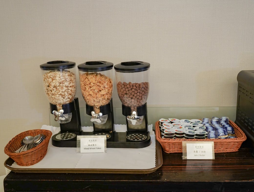 雀客藏居台北陽明山溫泉飯店｜雀客藏居藏粵閣自助式早餐吃到飽，坐在游泳池畔吃三個小時的自助早餐