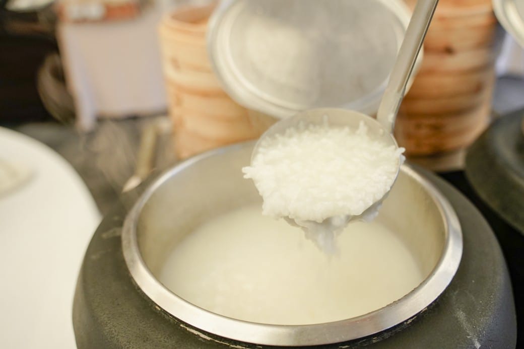 雀客藏居台北陽明山溫泉飯店｜雀客藏居藏粵閣自助式早餐吃到飽，坐在游泳池畔吃三個小時的自助早餐