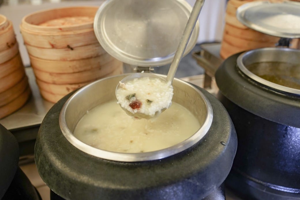 雀客藏居台北陽明山溫泉飯店｜雀客藏居藏粵閣自助式早餐吃到飽，坐在游泳池畔吃三個小時的自助早餐