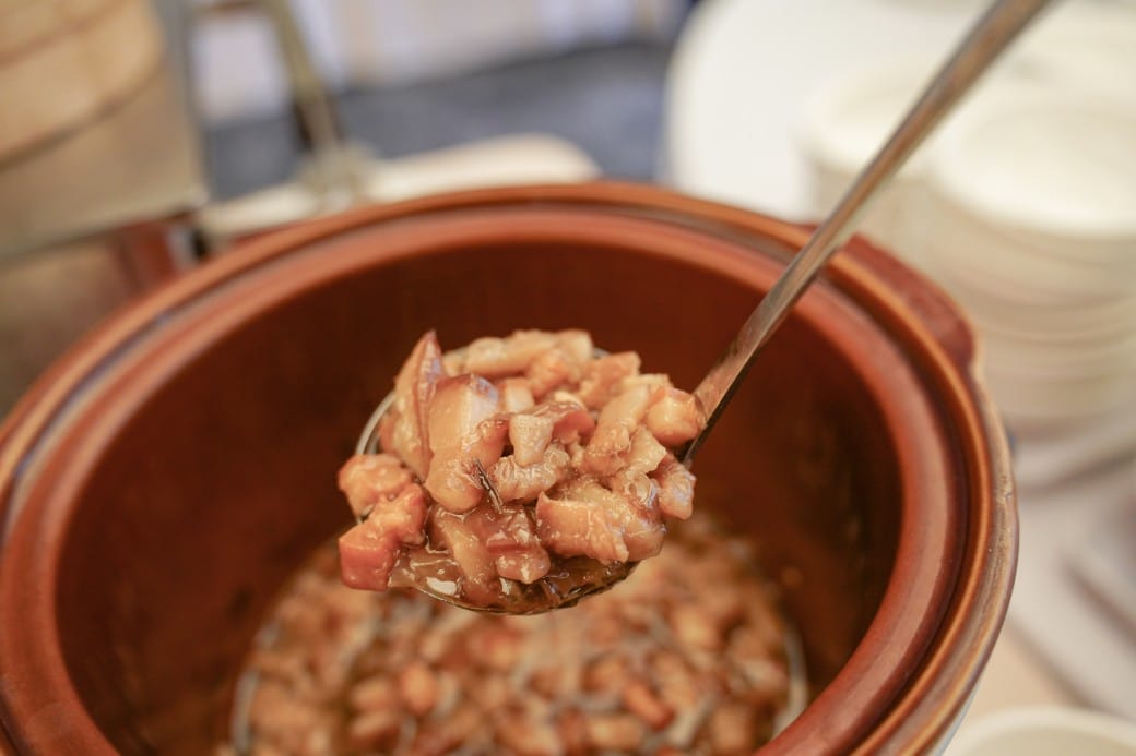 雀客藏居台北陽明山溫泉飯店｜雀客藏居藏粵閣自助式早餐吃到飽，坐在游泳池畔吃三個小時的自助早餐