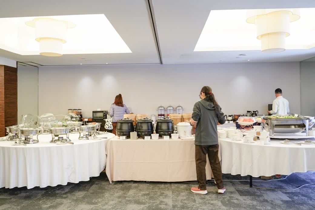 雀客藏居台北陽明山溫泉飯店｜雀客藏居藏粵閣自助式早餐吃到飽，坐在游泳池畔吃三個小時的自助早餐