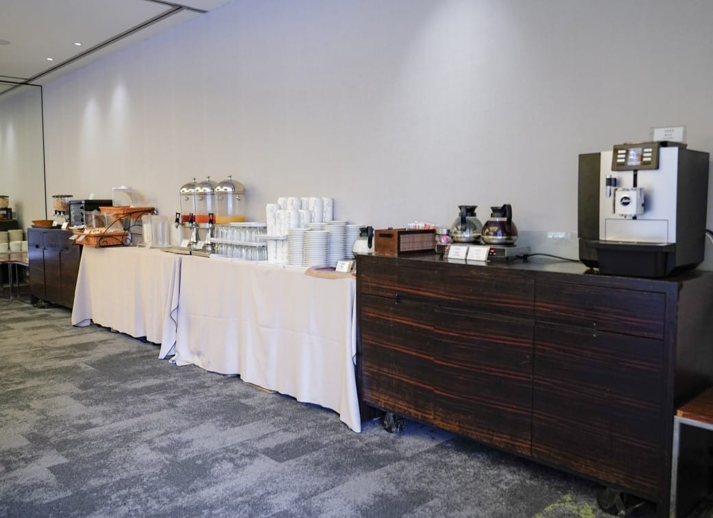 雀客藏居台北陽明山溫泉飯店｜雀客藏居藏粵閣自助式早餐吃到飽，坐在游泳池畔吃三個小時的自助早餐