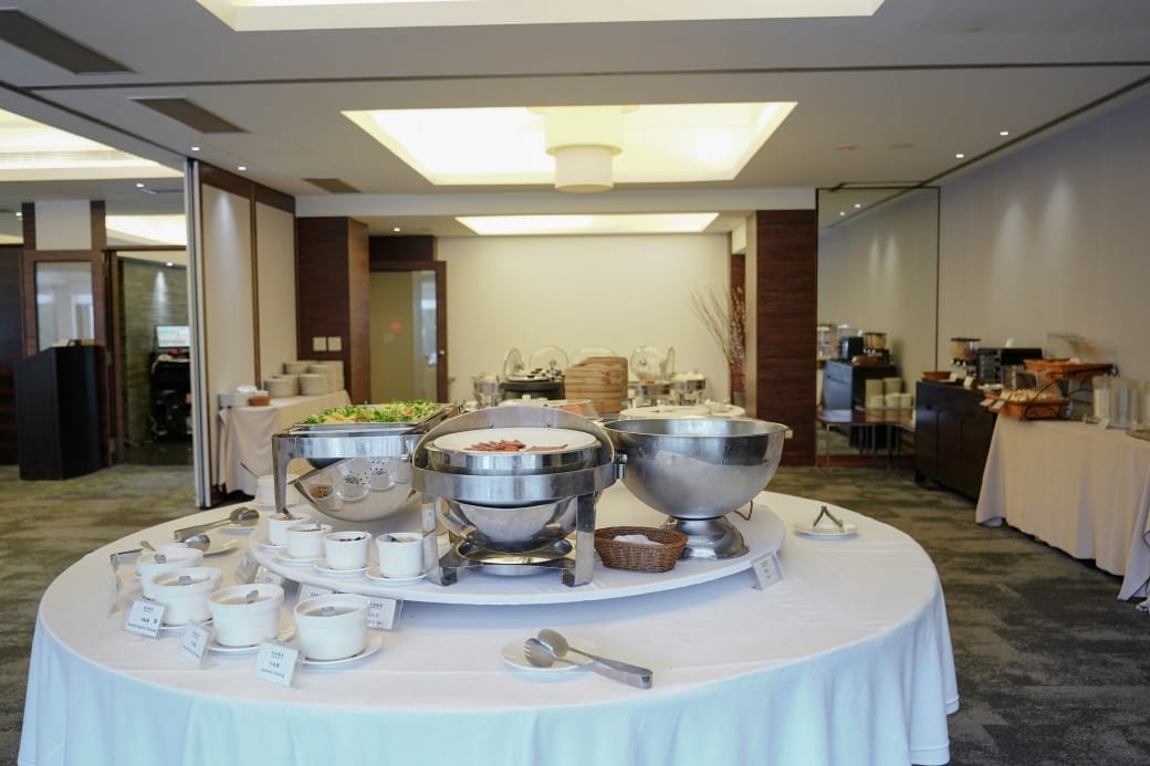 雀客藏居台北陽明山溫泉飯店｜雀客藏居藏粵閣自助式早餐吃到飽，坐在游泳池畔吃三個小時的自助早餐