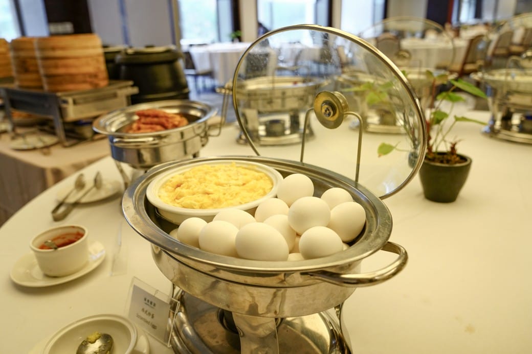 雀客藏居台北陽明山溫泉飯店｜雀客藏居藏粵閣自助式早餐吃到飽，坐在游泳池畔吃三個小時的自助早餐
