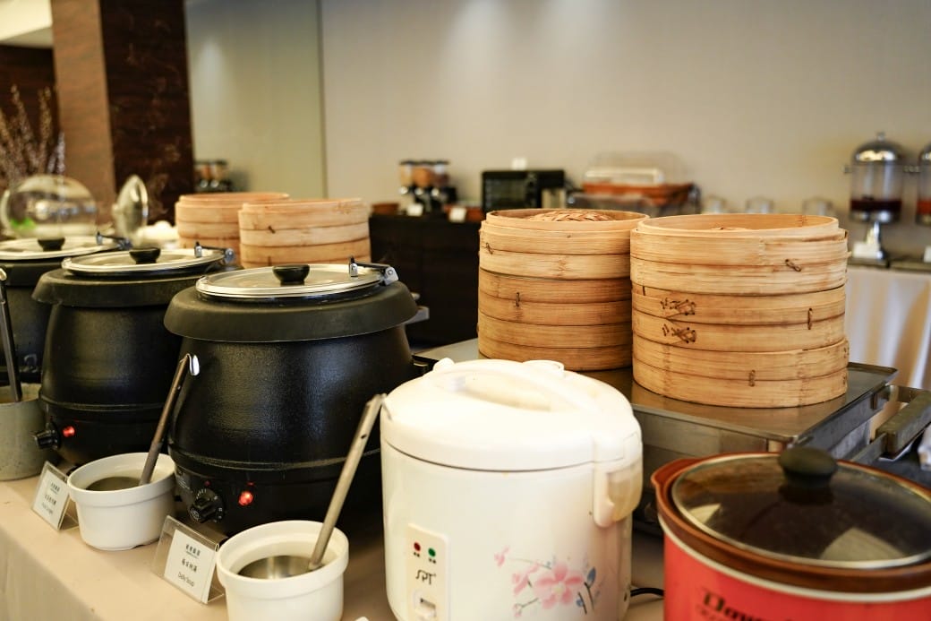 雀客藏居台北陽明山溫泉飯店｜雀客藏居藏粵閣自助式早餐吃到飽，坐在游泳池畔吃三個小時的自助早餐