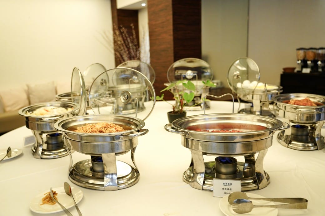 雀客藏居台北陽明山溫泉飯店｜雀客藏居藏粵閣自助式早餐吃到飽，坐在游泳池畔吃三個小時的自助早餐