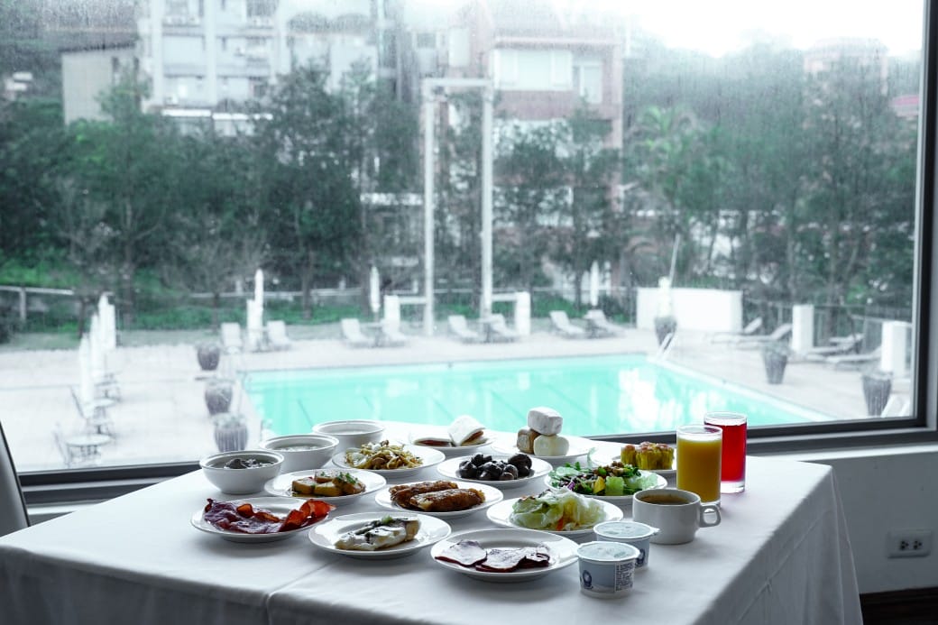 雀客藏居台北陽明山溫泉飯店｜雀客藏居藏粵閣自助式早餐吃到飽，坐在游泳池畔吃三個小時的自助早餐