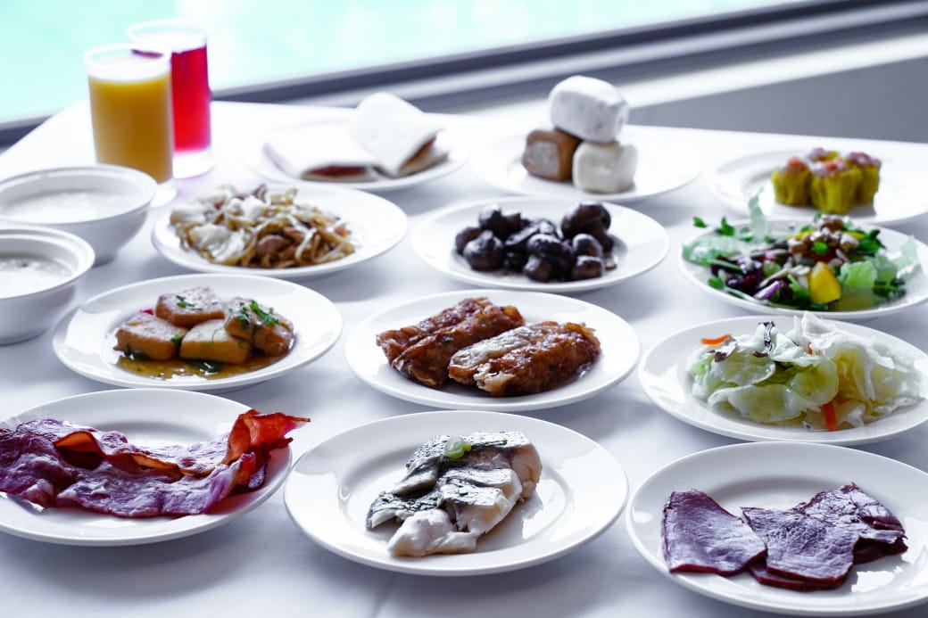 雀客藏居台北陽明山溫泉飯店｜雀客藏居藏粵閣自助式早餐吃到飽，坐在游泳池畔吃三個小時的自助早餐