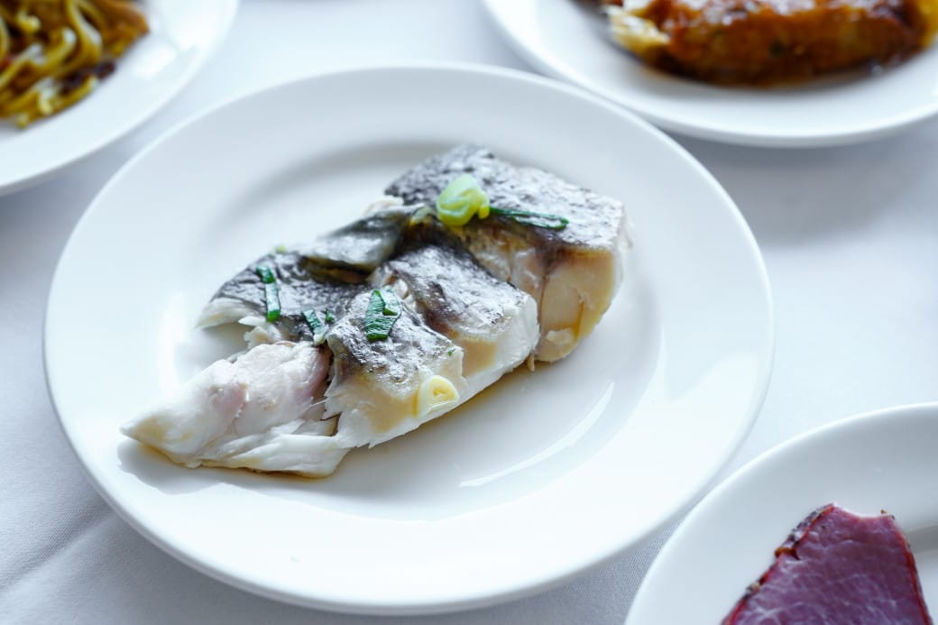 雀客藏居台北陽明山溫泉飯店｜雀客藏居藏粵閣自助式早餐吃到飽，坐在游泳池畔吃三個小時的自助早餐