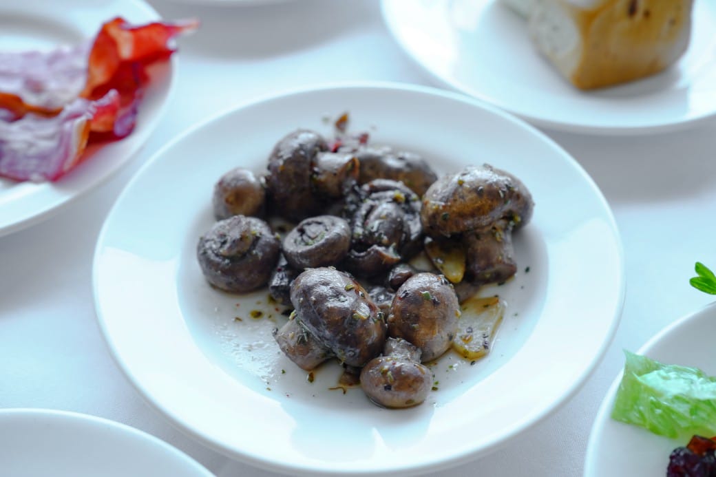 雀客藏居台北陽明山溫泉飯店｜雀客藏居藏粵閣自助式早餐吃到飽，坐在游泳池畔吃三個小時的自助早餐