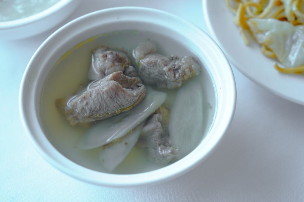 雀客藏居台北陽明山溫泉飯店｜雀客藏居藏粵閣自助式早餐吃到飽，坐在游泳池畔吃三個小時的自助早餐