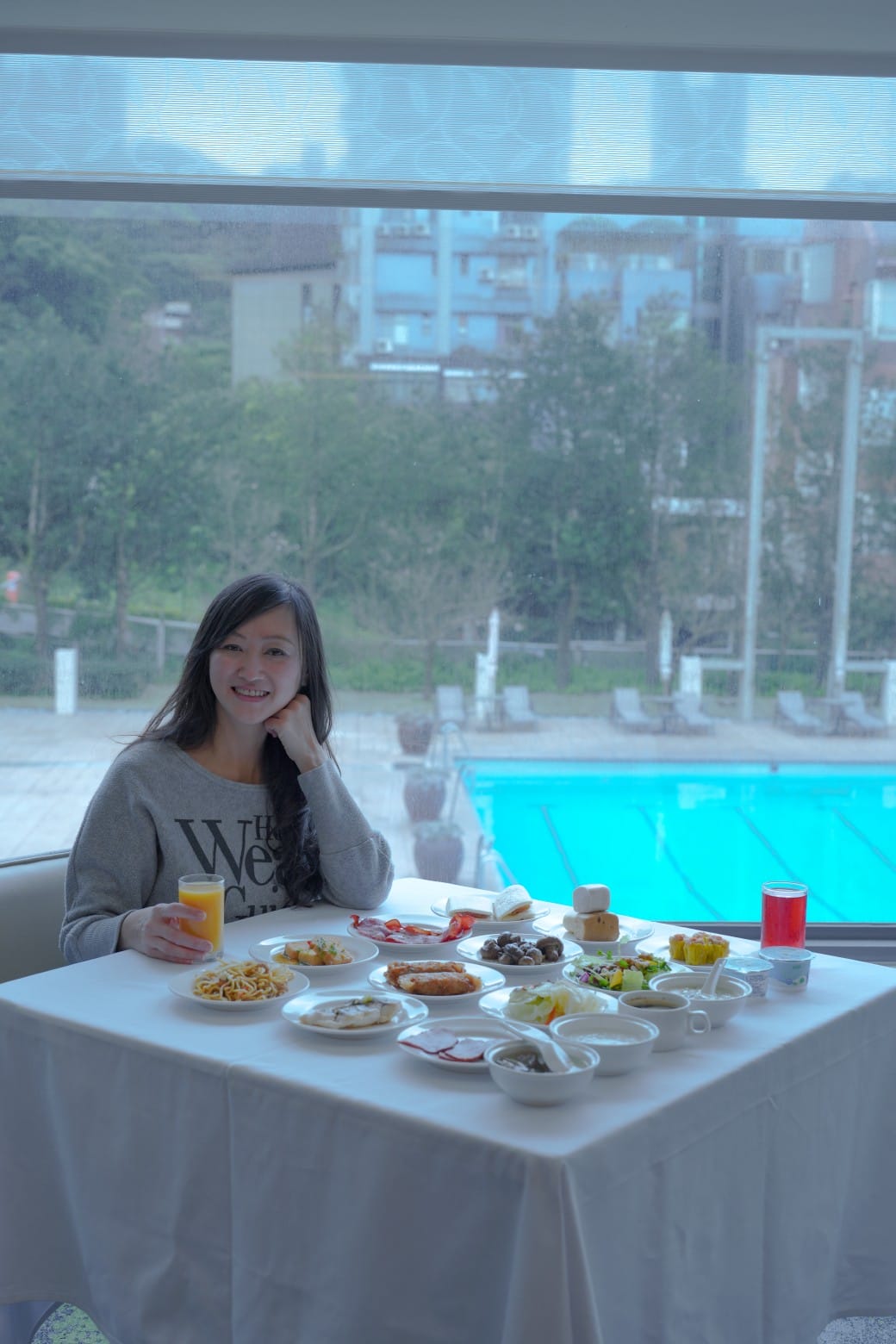 雀客藏居台北陽明山溫泉飯店｜雀客藏居藏粵閣自助式早餐吃到飽，坐在游泳池畔吃三個小時的自助早餐